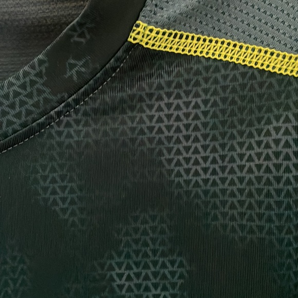 Men’s tech under armor shirt - Picture 3 of 4